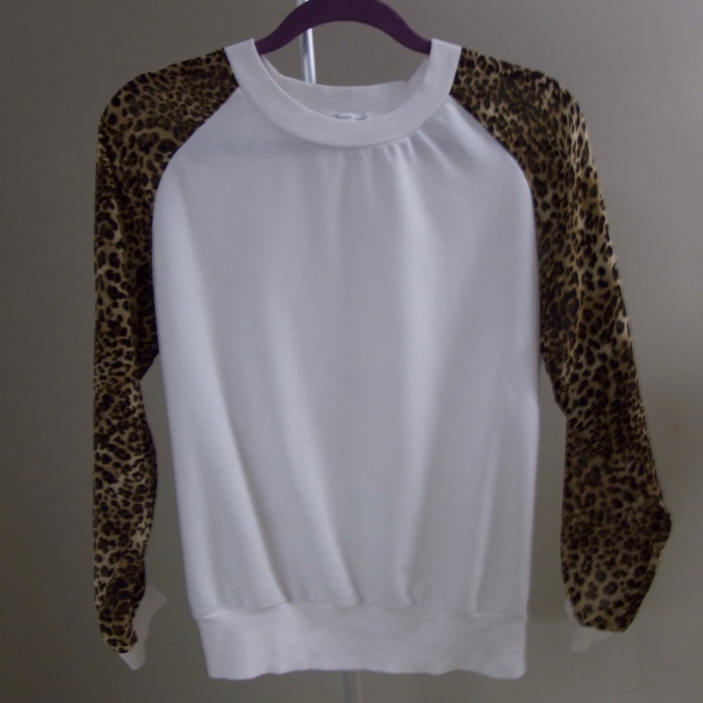Leopard-print pullover